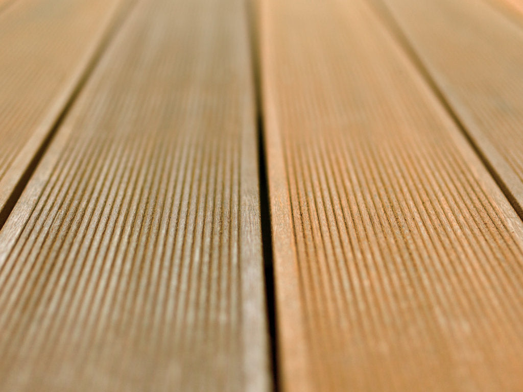 Das passende Befestigungssystem für Terrassendielen: Sichtbare Verschraubung und verdeckte Verbinder im Vergleich