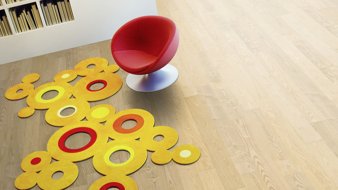 Esche Eleganz roh, geschliffen Massivholzdiele 15 × 130 mm – Beispielbild Wohnzimmer mit rotem Stuhl