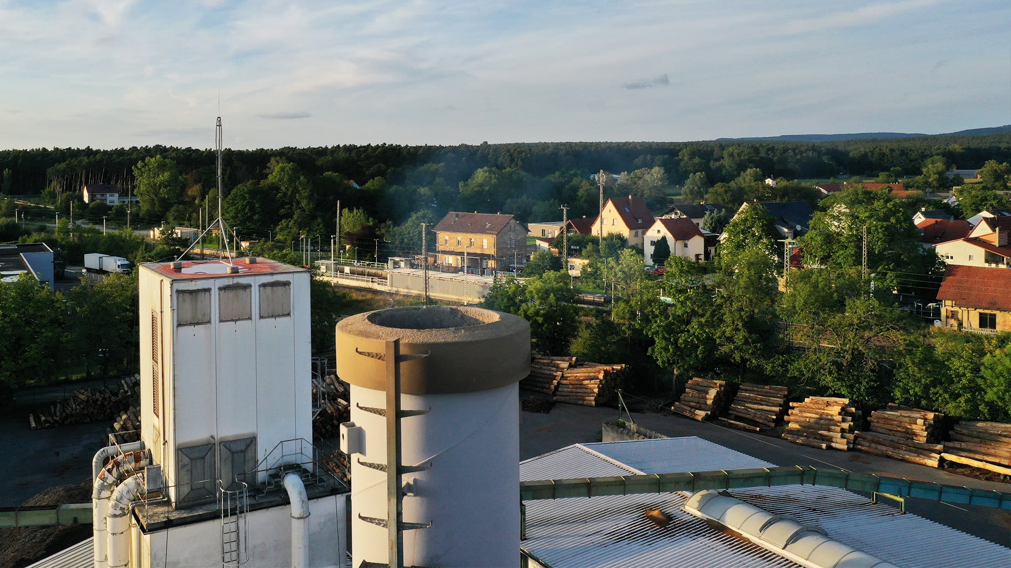 Der Schornstein des Biomassekraftwerks der Firma Gunreben.