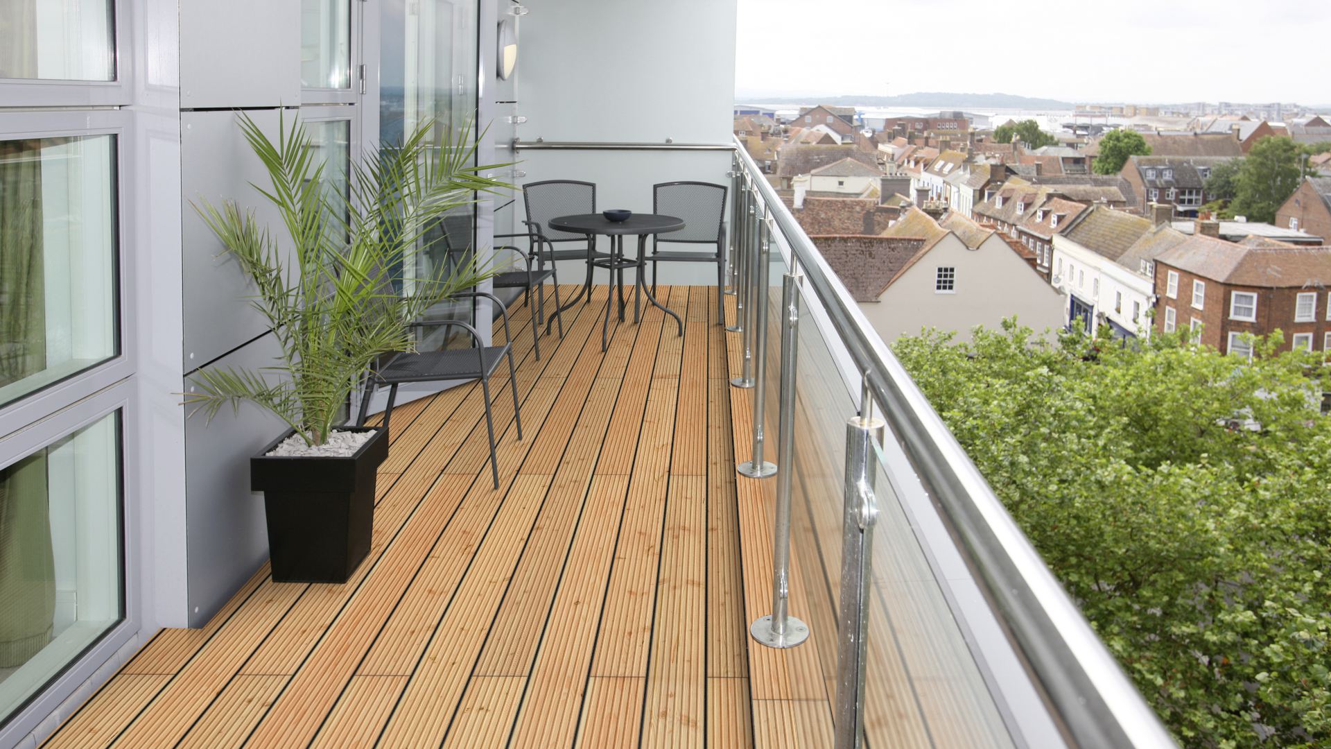 Douglas taxifolié I/III re-trié KD
 lisse
 Planche de terrasse 26 x 145 mm longueurs fixes