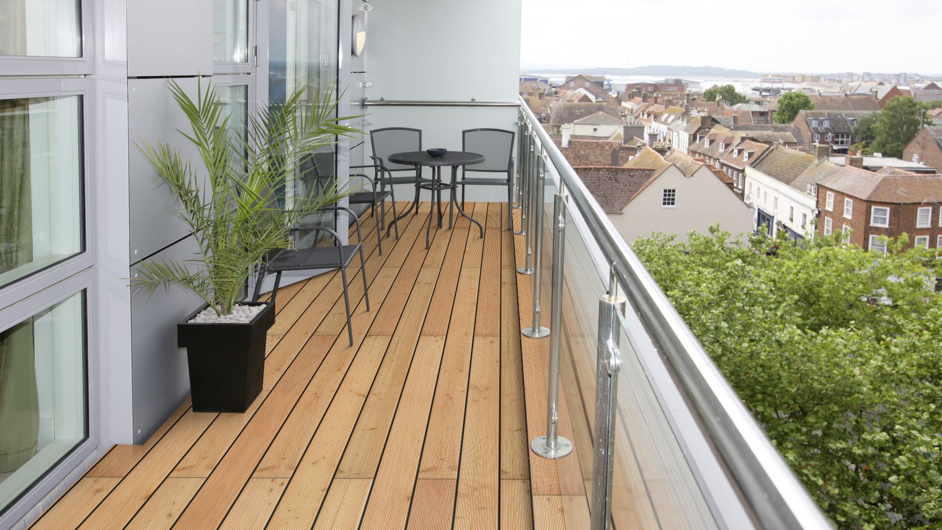 Douglas taxifolié I/III re-trié KD
 lisse
 Planche de terrasse 26 x 145 mm longueurs fixes