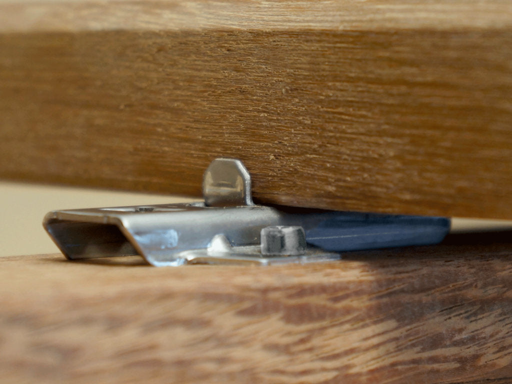 Rückseitig montierter Terrassenverbinder an einer massiven Holzterrassendiele