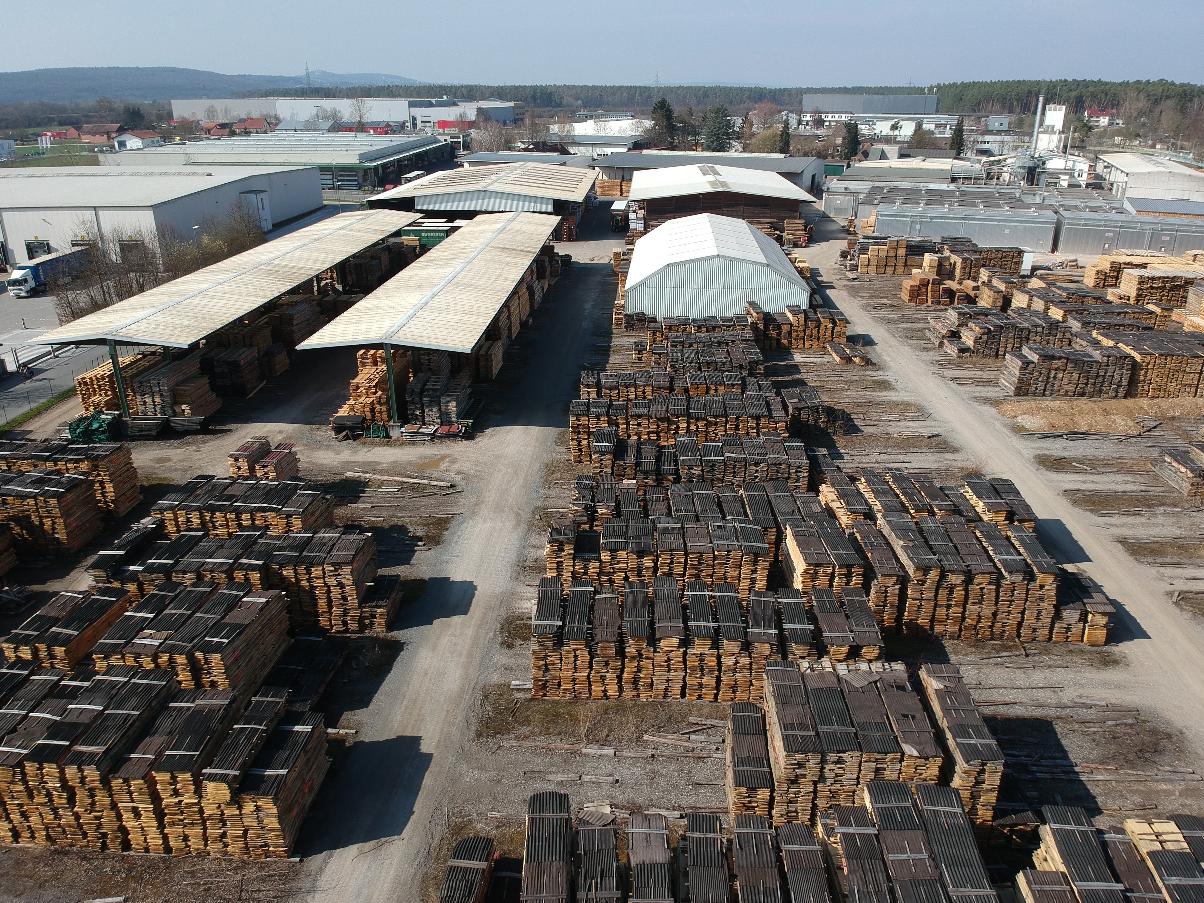 Eine Luftaufnahme des Schnittholzplatzes zeigt die schiere Größe des Areals.