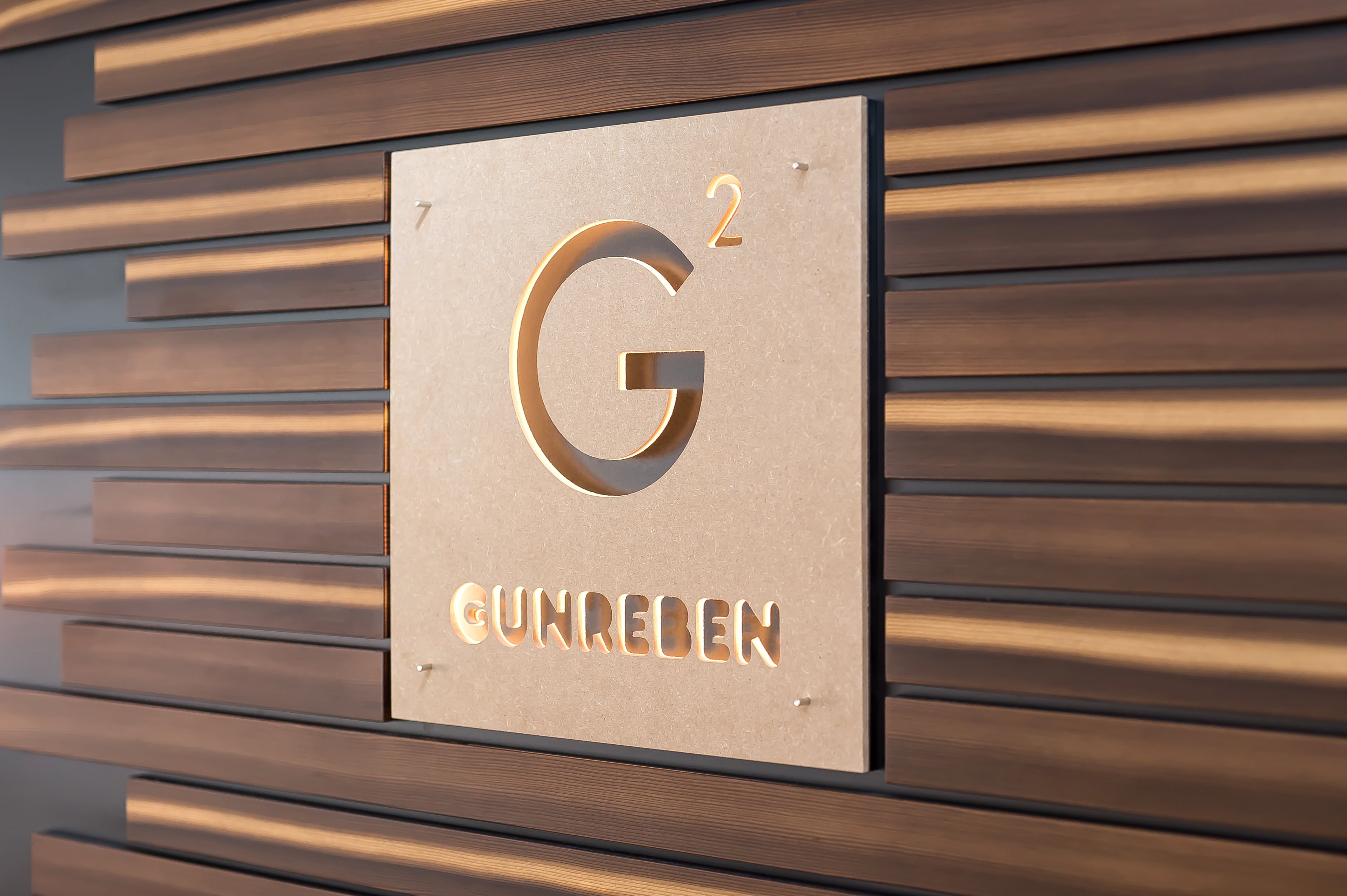 Eine Nahaufnahme des Gunreben Logos im Gunreben Showroom in Hallstadt bei Bamberg