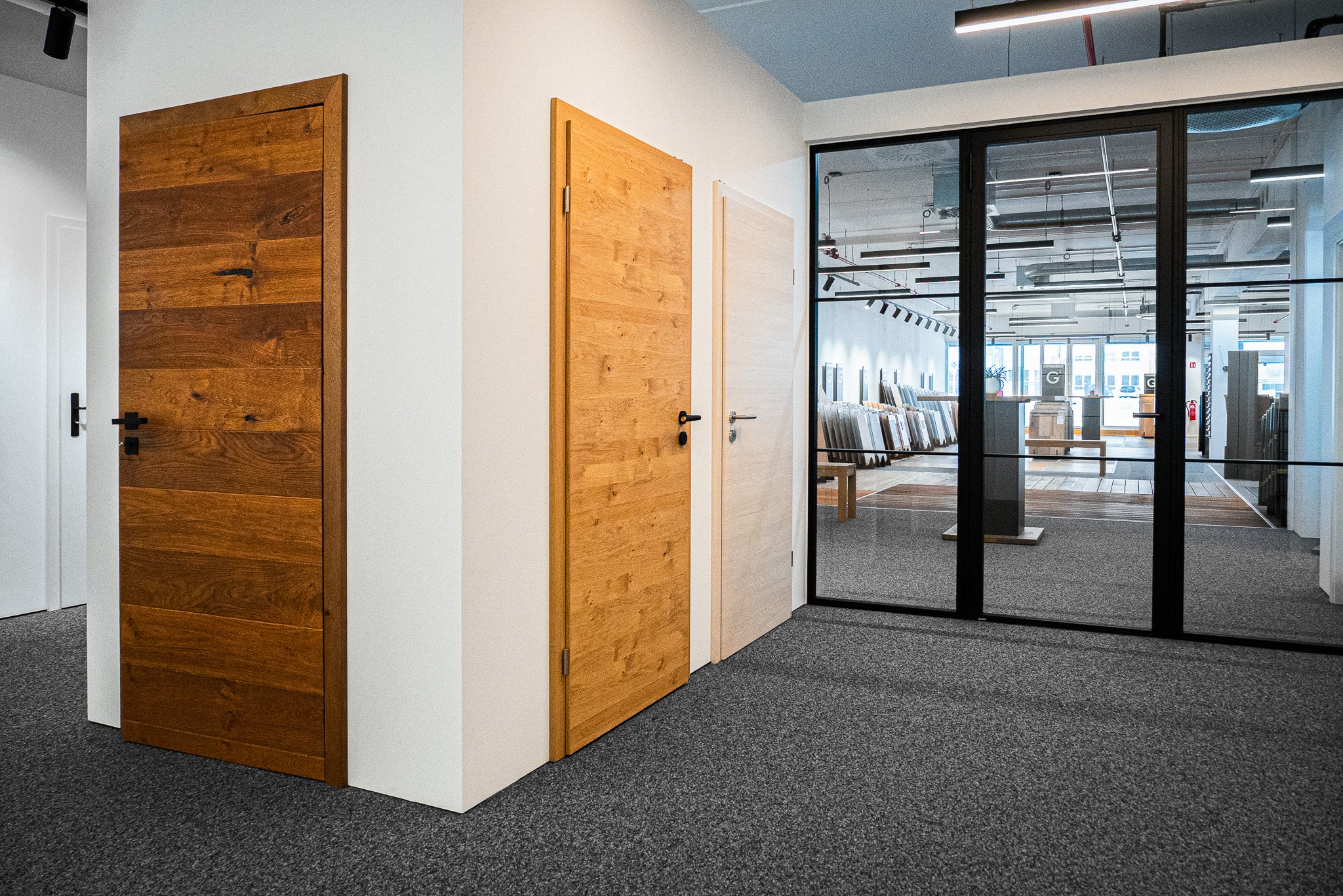 Verschiedene furnierte Türen. Von links nach rechts:  Massivholztür Räuchereiche, Eiche (astig) furniert, CPL beschichtete Tür in Pinie