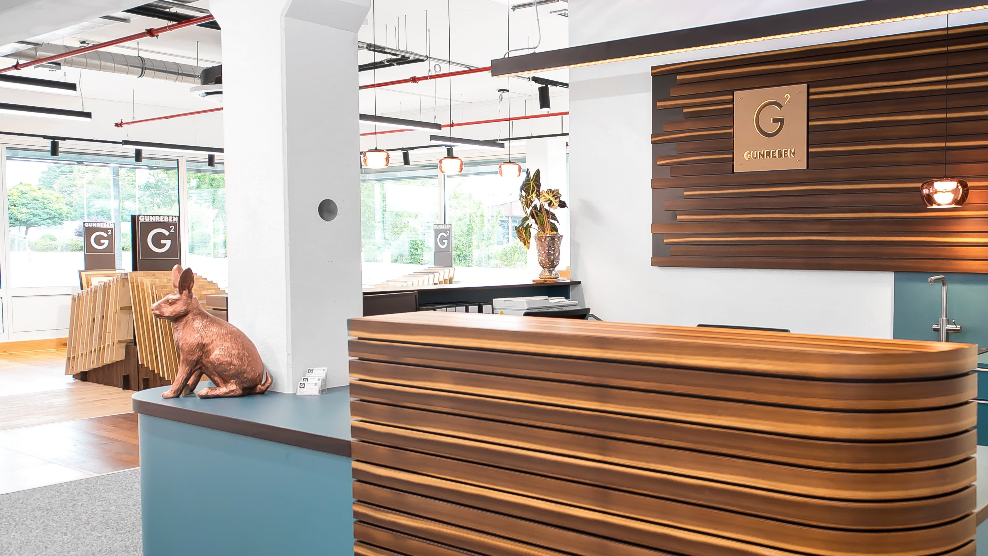 Der Tresen des Showrooms mit Gunreben Logo im Hintergrund
