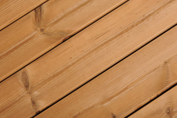 Holz-Terrassendielen aus Thermo Kiefer mit glatter Oberfläche