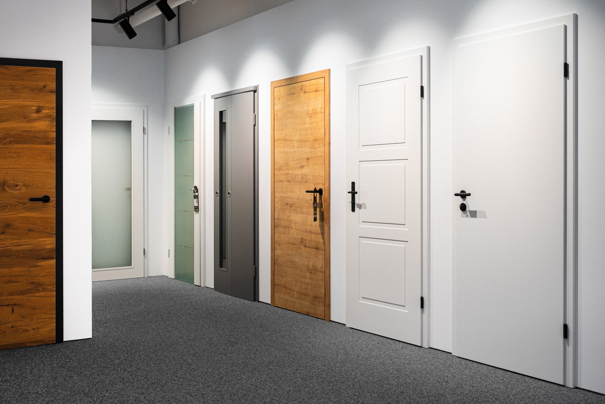 Die Türenausstellung im Gunreben Showroom zeigt verschiedene Türen, von Holzfurnieren, über klassische Türen, aber auch Glastüren mit Lichtausschnitten von RINGO, HUGA und weiteren.