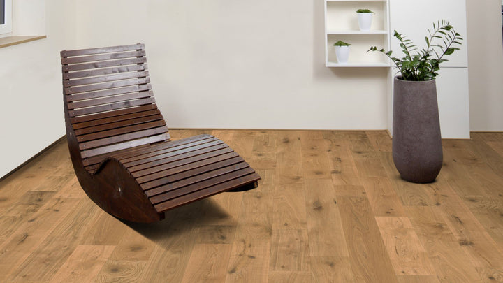 Eiche Landhausdiele massiv 20 × 200 mm Natur/Markant Beispielbild Liegestuhl