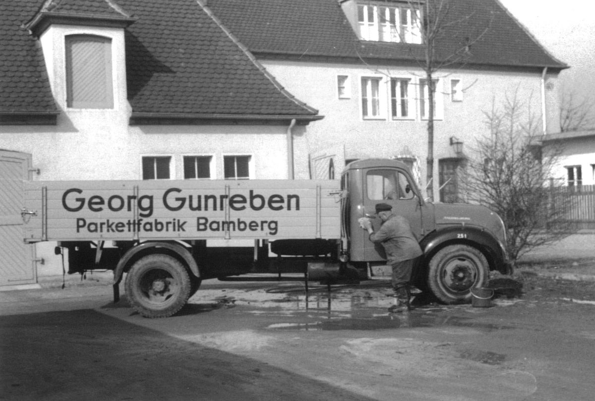 Historisches Foto eines Lasters mit der Aufschrift "Georg Gunreben Parkettfabrik Bamberg"